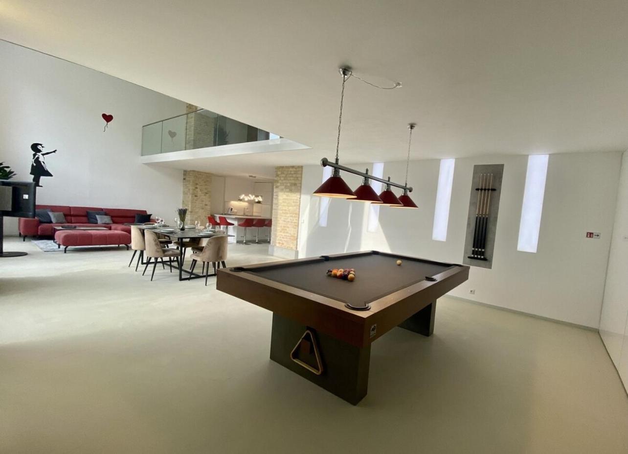 Appartamento Loft With Pool Table, Kitchen Island & Gallery