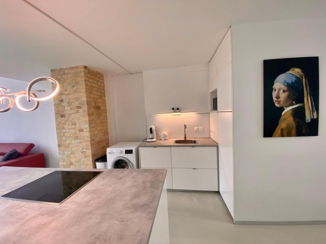 Loft With Pool Table, Kitchen Island & Gallery Appartamento