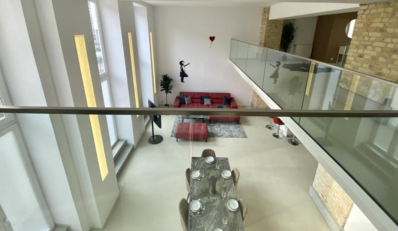 Loft With Pool Table, Kitchen Island & Gallery Appartamento