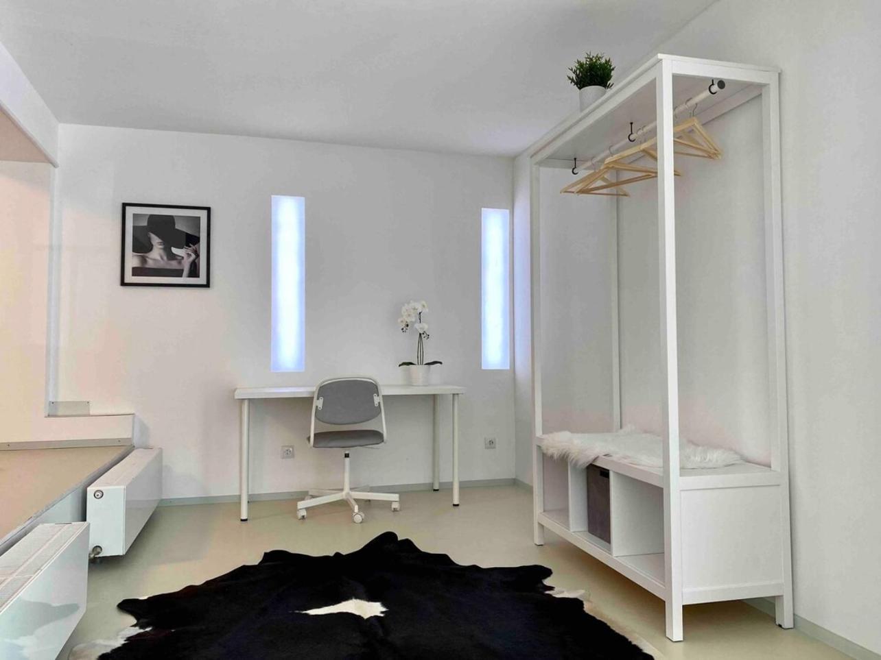 Loft With Pool Table, Kitchen Island & Gallery Apartment *
