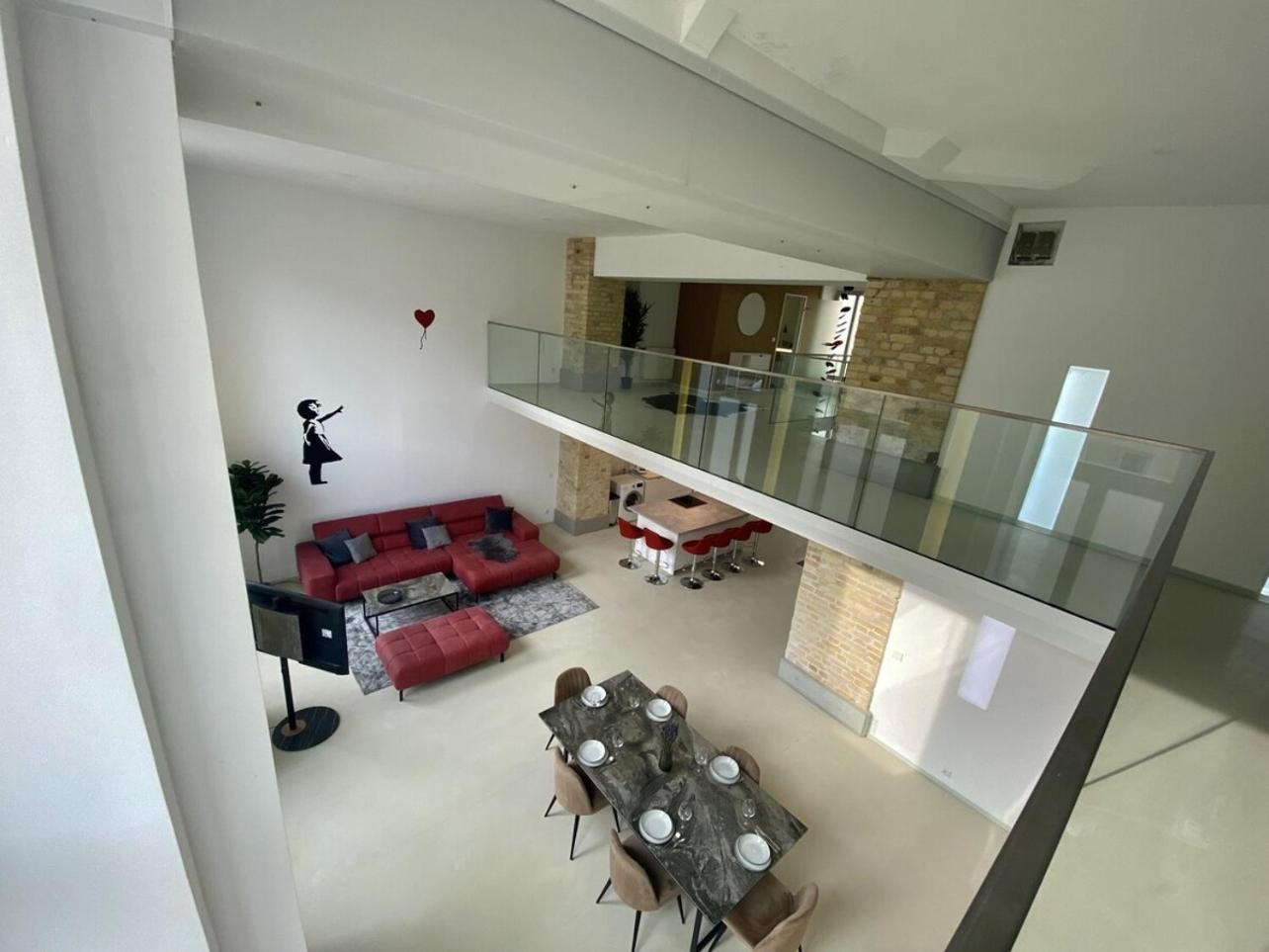 Loft With Pool Table, Kitchen Island & Gallery Berlino