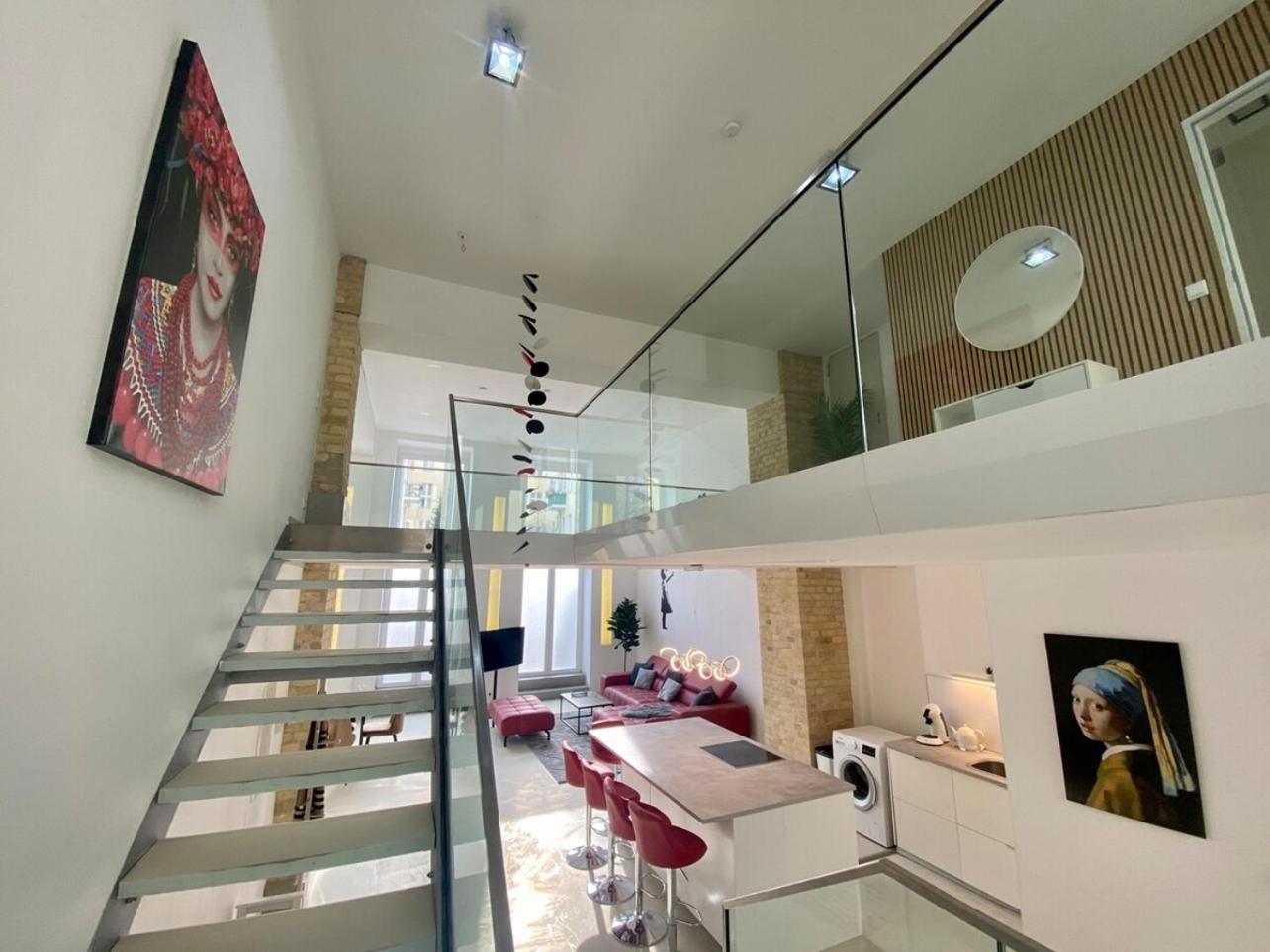 Loft With Pool Table, Kitchen Island & Gallery Appartamento