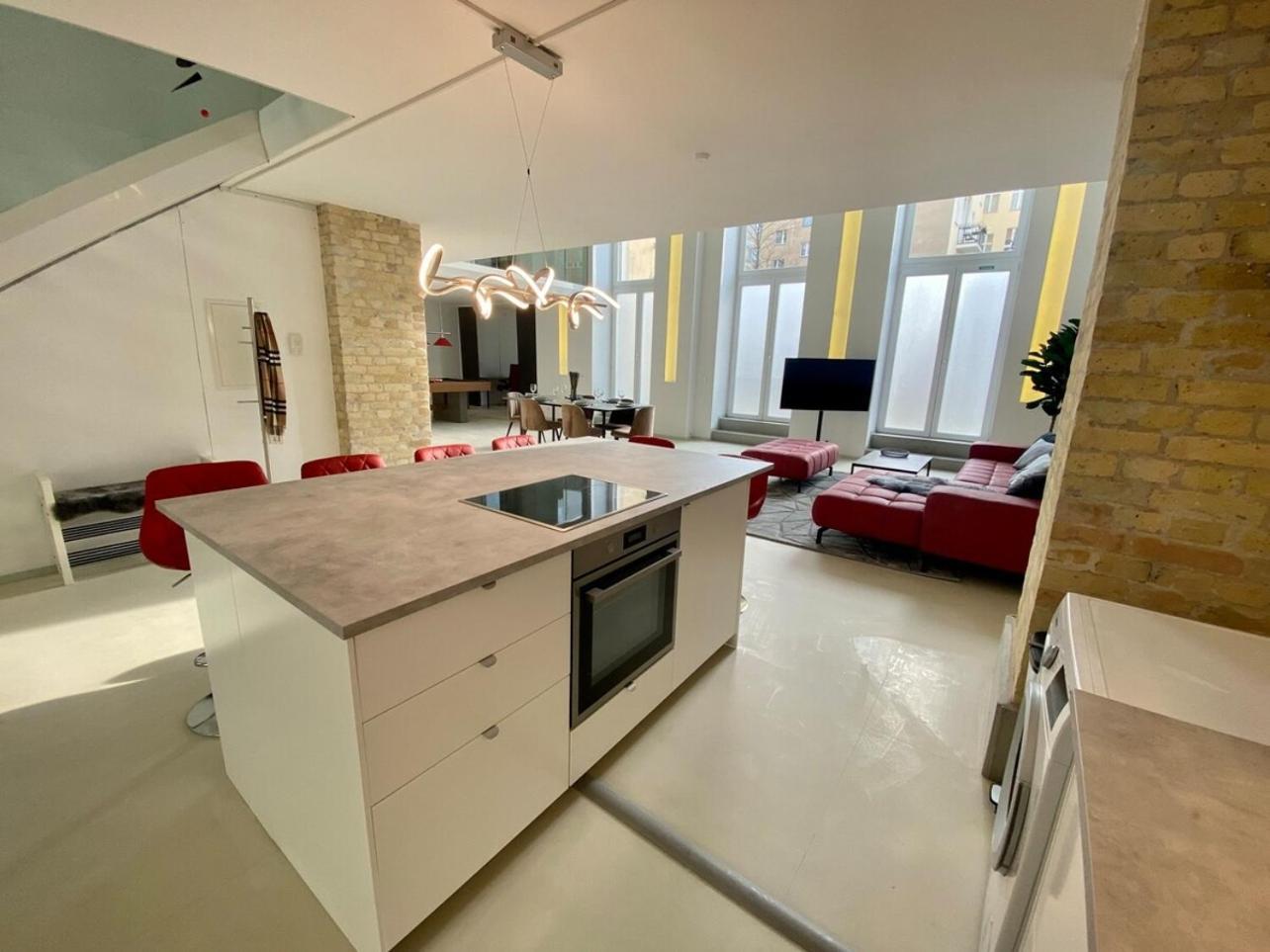 Loft With Pool Table, Kitchen Island & Gallery Berlino