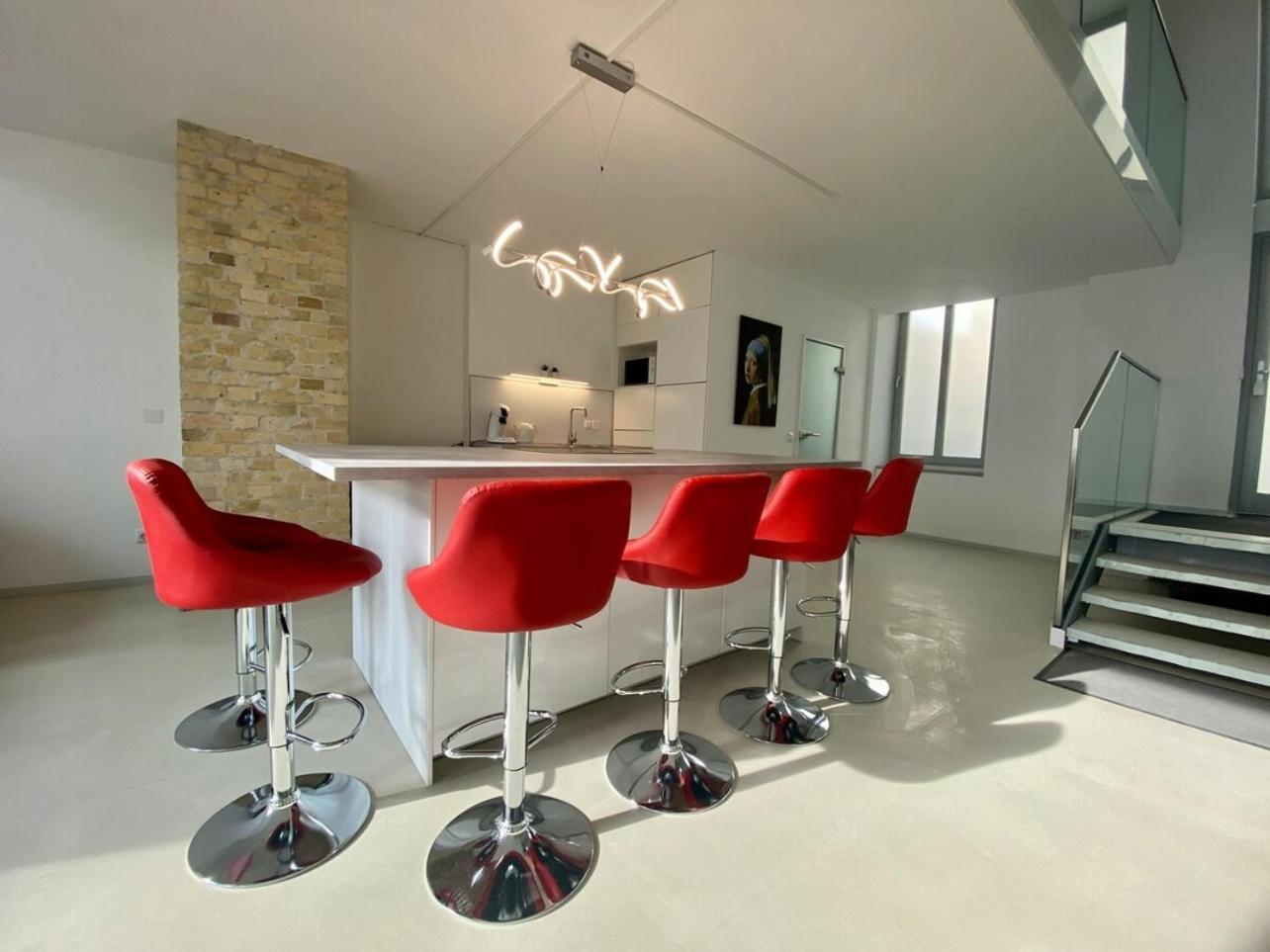 Loft With Pool Table, Kitchen Island & Gallery Berlino