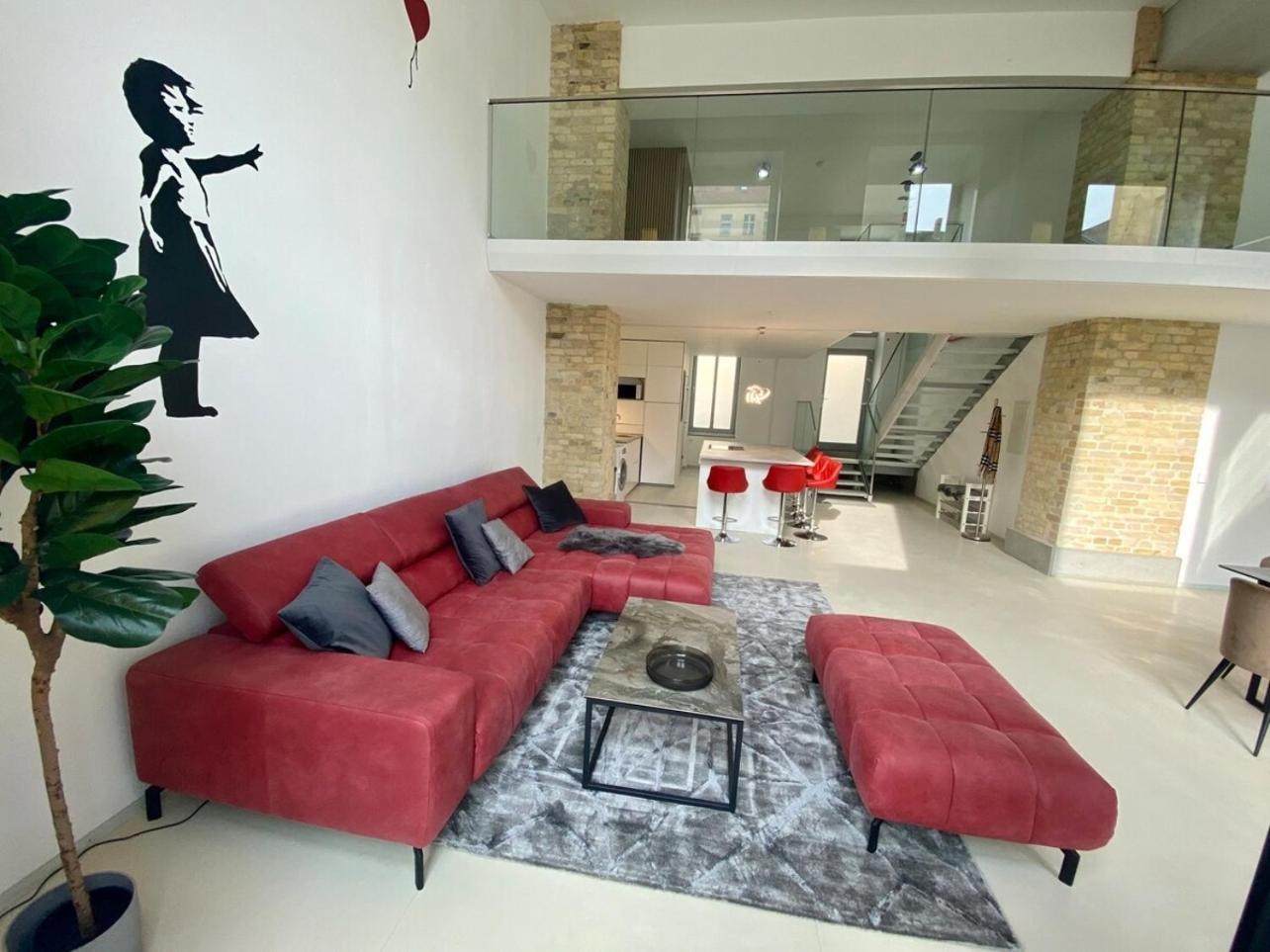Appartamento Loft With Pool Table, Kitchen Island & Gallery